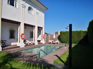 a house with a swimming pool in the yard at La Luna Blanca in Torremolinos