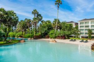 Bazén v ubytování Naithonburi Beach Resort - SHA Extra Plus nebo v jeho okolí + 37 fotografií