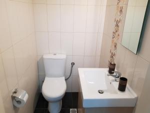 A bathroom at Harmony Apartment Kavala