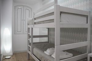 um beliche branco num quarto em Varandas do Nabão em Tomar