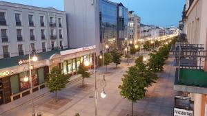 eine Straße mit Straßenbeleuchtung in einer Stadt in der Nacht in der Unterkunft Sienkiewicza Centrum in Kielce