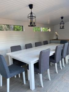 - une table et des chaises blanches dans la chambre dans l'établissement Villa Falco, à Espoo