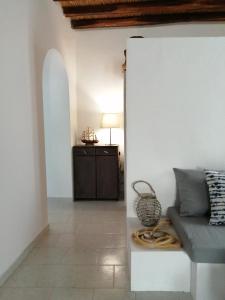 sala de estar con sofá y mesa en Spacious Paros, Lefkes house with awesome view, en Kampos