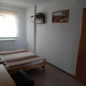 Cette chambre comprend un lit et une fenêtre. dans l'établissement Rooms Marijanović Plitvice, à Vrelo Koreničko