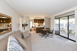een woonkamer met een bank en een tafel en een keuken bij 305 Northgate at Silverado in Napa condo in Napa