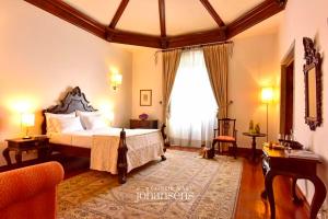 um quarto com uma cama e uma grande janela em Casa Melo Alvim - by Unlock Hotels em Viana do Castelo