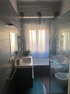 Koupelna v ubytování C&E Suites Roma