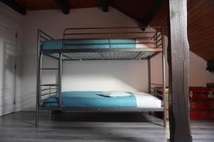 מיטה או מיטות קומותיים בחדר ב-Casa do Zé - AL