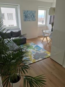 ein Wohnzimmer mit einem Teppich auf dem Boden in der Unterkunft Marina Rijeka Center apartments in Rijeka