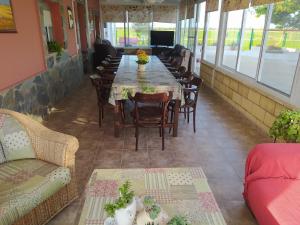 ein Esszimmer mit einem langen Tisch und Stühlen in der Unterkunft Mas Panoli in Deltebre