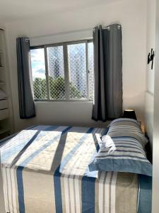 Postel nebo postele na pokoji v ubytování 505 - Apartamento Lindo, amplo e decorado, mobiliario moderno, cozinha completa com utensílios , Excelente vista da cidade e localização privelegiada no bairro Bigorrilho proxímo de shopping e parques