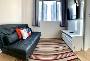 TV a/nebo společenská místnost v ubytování 505 - Apartamento Lindo, amplo e decorado, mobiliario moderno, cozinha completa com utensílios , Excelente vista da cidade e localização privelegiada no bairro Bigorrilho proxímo de shopping e parques