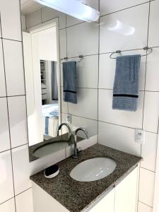 Koupelna v ubytování 505 - Apartamento Lindo, amplo e decorado, mobiliario moderno, cozinha completa com utensílios , Excelente vista da cidade e localização privelegiada no bairro Bigorrilho proxímo de shopping e parques + 32 fotografií