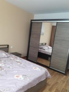- une chambre avec un lit et un grand miroir dans l'établissement CASA LIVIA, à Slatina