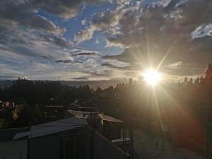 una puesta de sol en el cielo sobre una ciudad en Apartamento Hogareño con 3 dormitorios en Huancayo