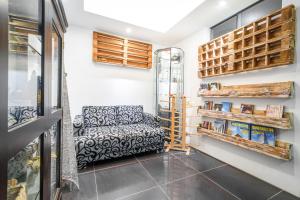 a living room with a couch and shelves at Ayenda Casa Aika in Lima