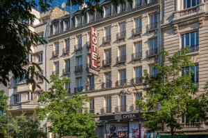 budynek z znakiem na boku w obiekcie Hotel London w Paryżu