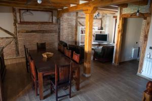 uma sala de jantar com mesa e cadeiras e uma secretária em Casa Rural Zacarías em Sardón de Duero
