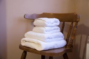 a stack of towels sitting on a wooden chair at Casa Rural Zacarías in Sardón de Duero +53 photos