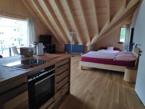 een keuken en een slaapkamer met een bed in een kamer bij Ferienwohnungen und Zimmer in Reutlingen-Gönningen in Reutlingen