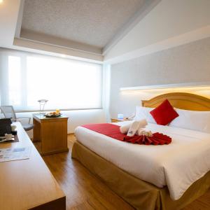 Postel nebo postele na pokoji v ubytování Hotel Horizon & Convention Center