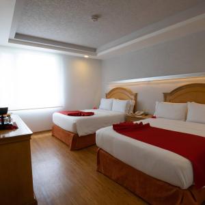Postel nebo postele na pokoji v ubytování Hotel Horizon & Convention Center