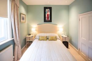 Gallery image of Arkle - Five Star Town Centre Apartment, Cheltenham in Cheltenham