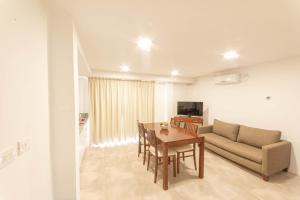 a living room with a table and a couch at Edificio Pampa II in Añelo