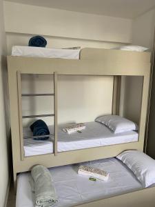 Tempat tidur susun dalam kamar di Ap aconchegante no centro de Joinville com vaga