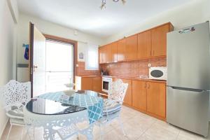 Kuchyňa alebo kuchynka v ubytovaní Siviri Luxury Apartment Cleopatra + 14 fotografií
