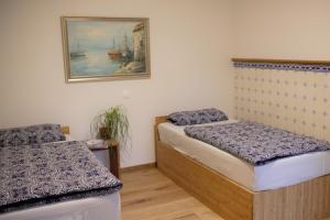 a room with two beds and a picture on the wall at Magnolia Suite in Eisenach