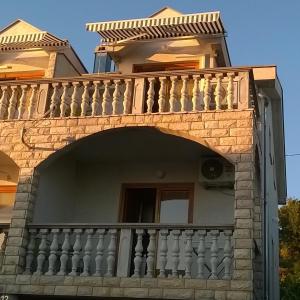 un balcone su una casa con pergolato di Manda a Karlobag (Carlopago)