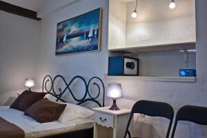 sypialnia z łóżkiem, stołem i krzesłami w obiekcie Studio Šime w Splicie
