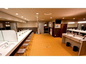 ein Bad mit einer Reihe von Waschbecken und Spiegeln in der Unterkunft Yaoji Hakata Hotel - Vacation STAY 59136v in Fukuoka