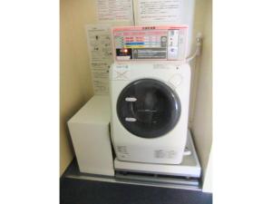 eine Waschmaschine und ein Trockner auf einer Schachtel in der Unterkunft Yaoji Hakata Hotel - Vacation STAY 59136v in Fukuoka