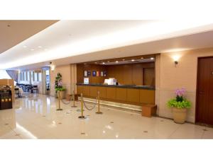 eine Lobby eines Krankenhauses mit Warteraum in der Unterkunft Yaoji Hakata Hotel - Vacation STAY 59136v in Fukuoka