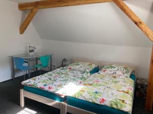 a small bedroom with a bed and a table at Ferienhaus Weise in Alt Töplitz