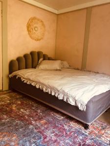 En eller flere senger på et rom på Grønset Gard