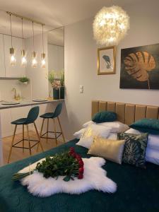 Un dormitorio con dos camas con flores. en Gold Apartments Centrum, en Częstochowa