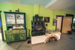 Una habitación con estufa y barra y una habitación con en Pension Les, en Srbská Kamenice