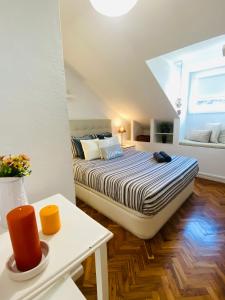 sypialnia z łóżkiem i białym stołem w obiekcie My Citymad Stay Madrid w Madrycie +26 zdjęć