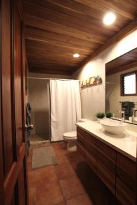 a bathroom with a sink and a toilet in it at Villa Serenidad in Paquera