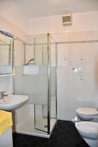 een badkamer met een douche, een wastafel en een toilet bij Haus Klavenz in Caldaro