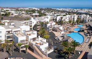 Bazén v ubytování Vitalclass Lanzarote Resort nebo v jeho okolí