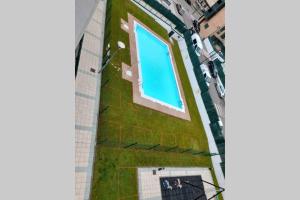 an overhead view of a building with a swimming pool at Apartamento Sarastur in Posada de Llanes