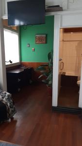 TV a/nebo společenská místnost v ubytování Hostal Dinamarca