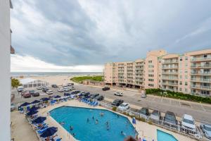 ワイルドウッド・クレストにあるICONA Diamond Beachのスイミングプールとビーチの空中を望む
