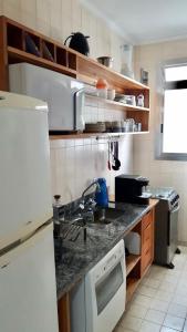 Kuchyň nebo kuchyňský kout v ubytování Guarujá - Praia das Asturias Beira-Mar