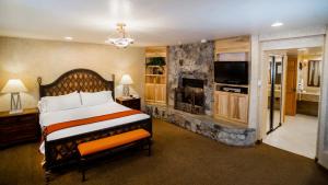 Een bed of bedden in een kamer bij Holiday Inn Express South Lake Tahoe, an IHG Hotel