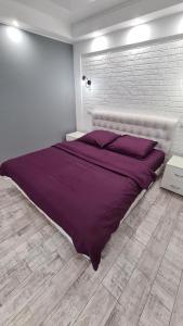 Giường trong phòng chung tại Аpartaments on Metalurhiv 34